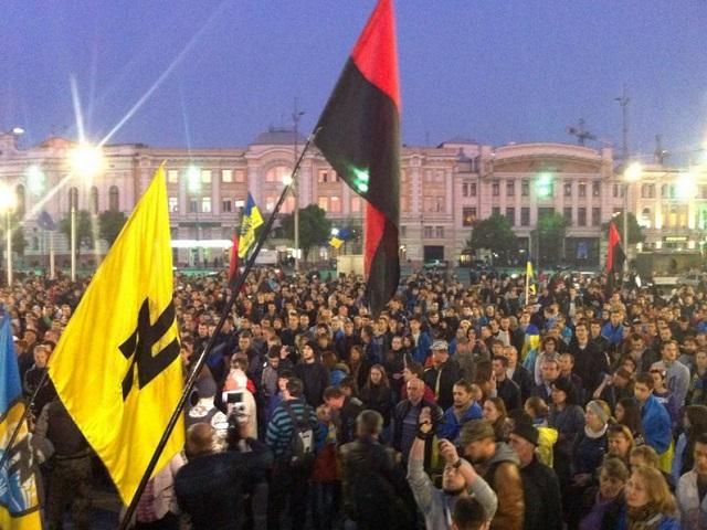 Червоно-чорний Харків: у місті триває Марш Героїв (Фото)