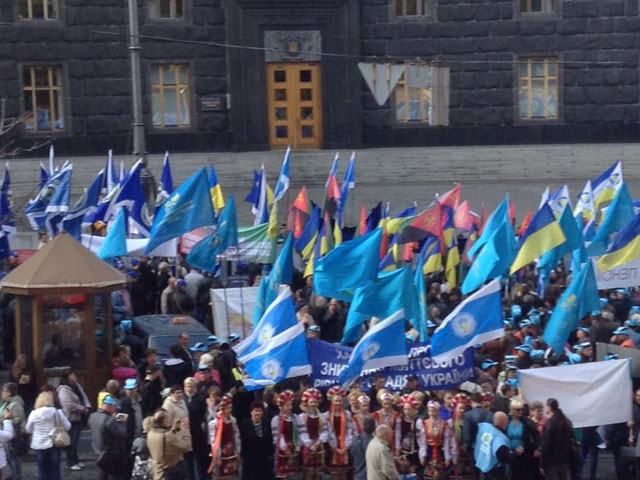 Кілька тисяч людей під Кабміном протестують проти бідності (Фото)