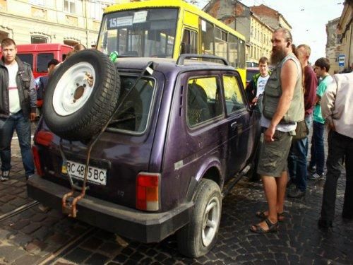 У Львові авто збило 3 людей, які вимагали ротації бійців АТО (Фото, Відео)