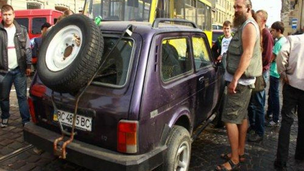 Во Львове автомобиль сбил 3 человек, которые требовали ротации бойцов АТО (Фото, Видео) Во Львове автомобиль сбил 3 человек, которые требовали ротации бойцов АТО (Фото, Видео)