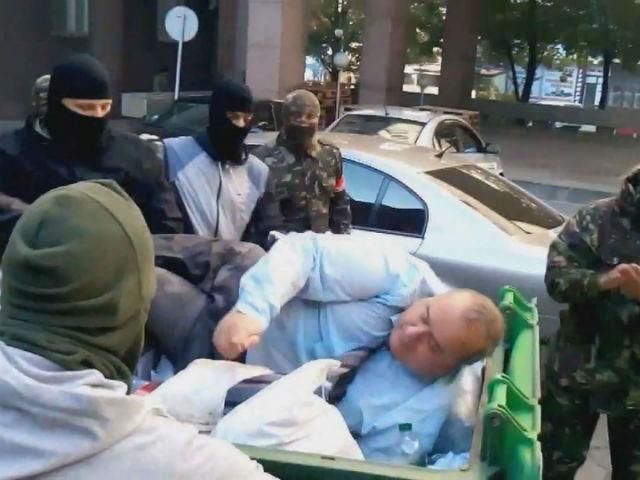 Экс-регионала Матвиенко забросали яйцами и бросили в мусорник