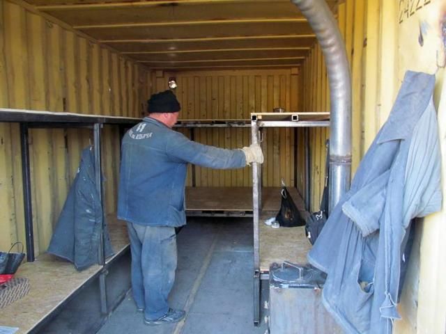 Маріупольці виготовили для військових 50 пересувних помешкань (Фото) Маріупольці виготовили для військових 50 пересувних помешкань (Фото)