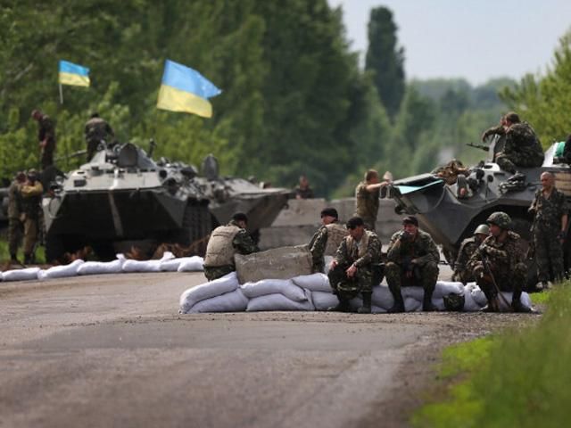 Бойовики продовжують обстрілювати блокпости в районі Бахмутки, — прес-центр АТО