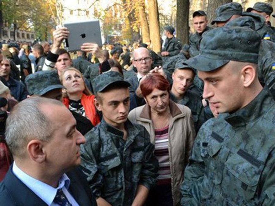 Нацгвардійців на страйк під АП спровокували особи, що проникли у військову частину, — Матіос