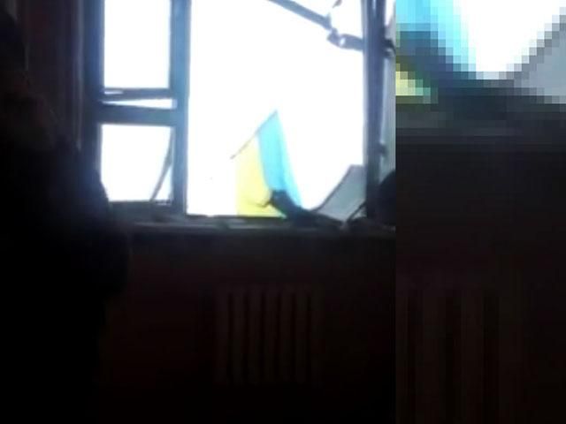 "Кіборги" вивісили жовто-блакитний стяг у донецькому аеропорту (Відео)