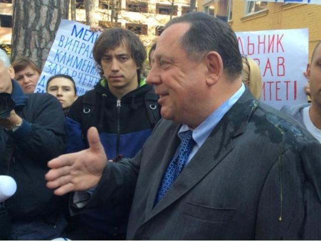 Скандального екс-ректора Мельника закидали яйцями (Фото) Скандального екс-ректора Мельника закидали яйцями (Фото)