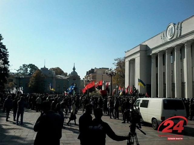 Сына кандидата в народные депутаты арестовали за провокации под ВР Сына кандидата в народные депутаты арестовали за провокации под ВР