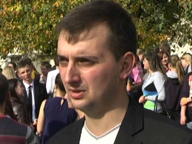 В Виннице 2 тысячи студентов образовали "живой" герб Украины В Виннице 2 тысячи студентов образовали "живой" герб Украины