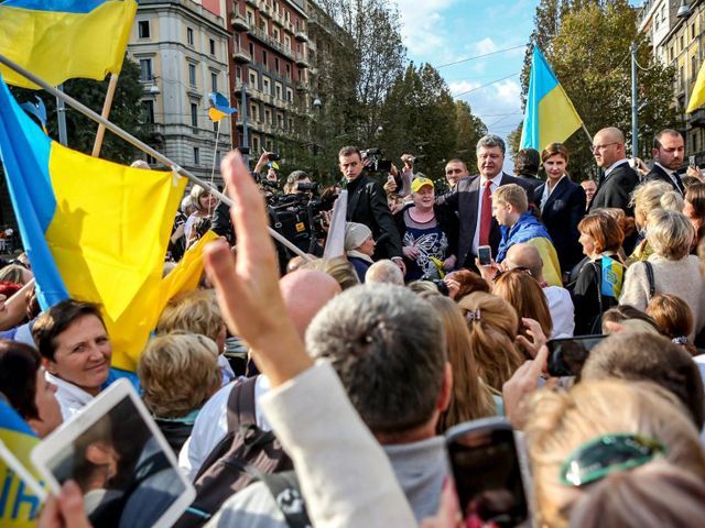 Порошенко вже в Мілані: розпочав візит із зустрічі з діаспорою (Фото) Порошенко вже в Мілані: розпочав візит із зустрічі з діаспорою (Фото)