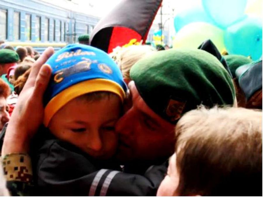 Самые актуальные фото дня: суд над участниками беспорядков под ВР, Львов встретил героев из АТО