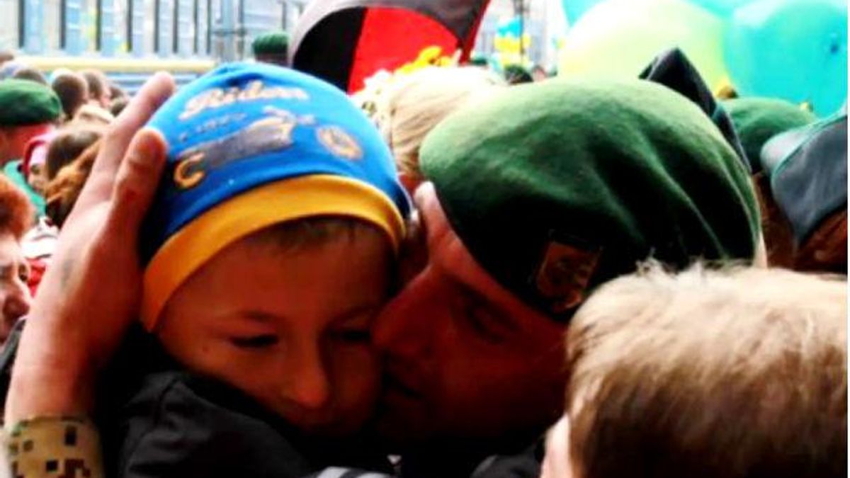 Самые актуальные фото дня: суд над участниками беспорядков под ВР, Львов встретил героев из АТО Самые актуальные фото дня: суд над участниками беспорядков под ВР, Львов встретил героев из АТО