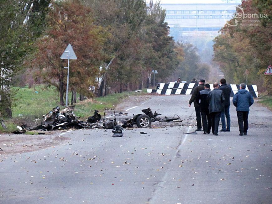 Стрілянина у Маріуполі: авто вибухнуло і згоріло вщент (Фото)