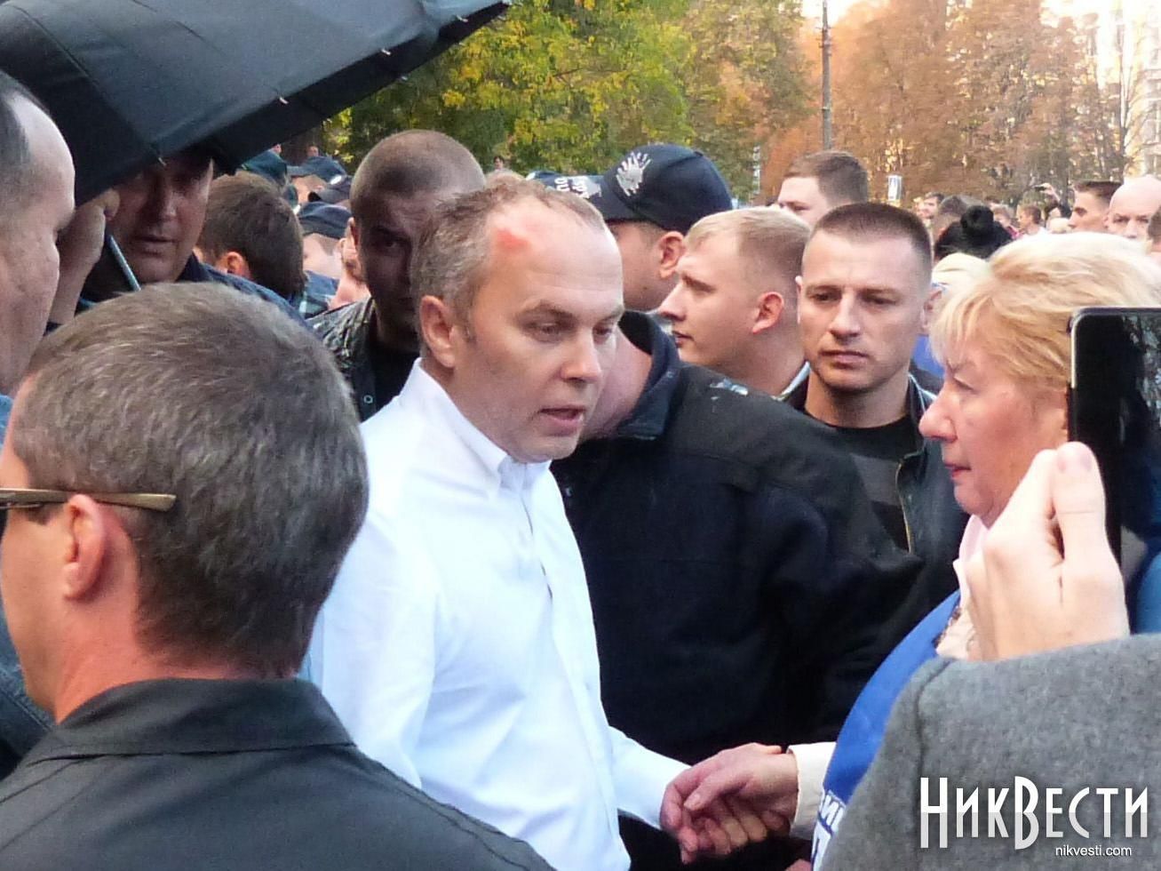 У Миколаєві Шуфрича закидали яйцями (Фото. Відео) У Миколаєві Шуфрича закидали яйцями (Фото. Відео)