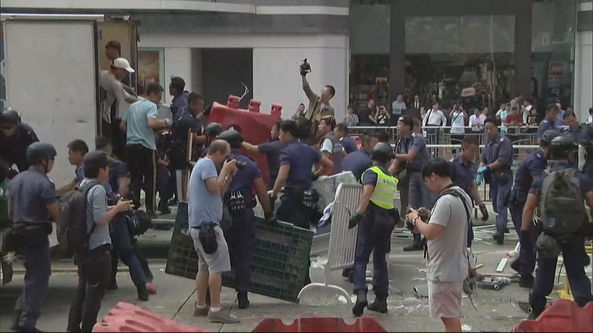 В Гонконгу поліція розібрала барикади протестувальників (Відео)
