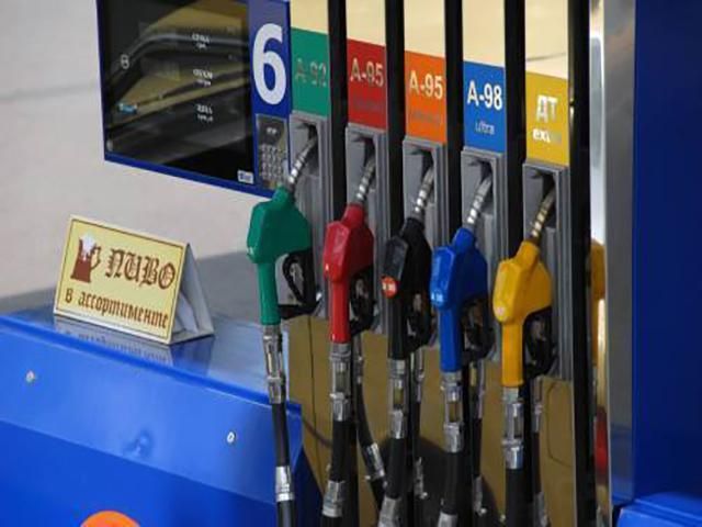 Цена бензина на АЗС в Киеве сегодня снизилась в среднем еще на 11 копеек