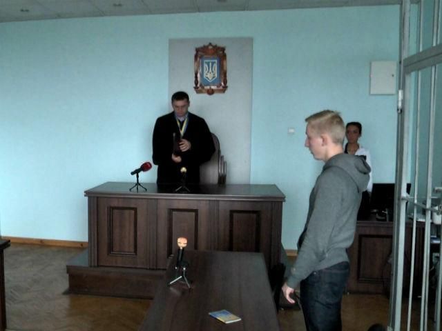 Суд оштрафовал футбольных фанатов, которые жгли файеры на "Арене Львов" Суд оштрафовал футбольных фанатов, которые жгли файеры на "Арене Львов"