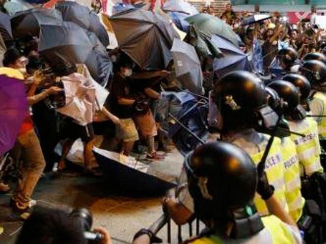 У Гонконзі поновилися протистояння: 26 осіб затримано (Відео)