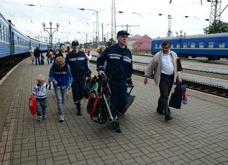 Количество внутренних переселенцев из Донбасса и Крыма — около 417 тысяч человек, — Гройсман