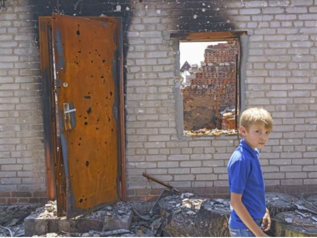 В четырех районах Донецка — залпы и взрывы