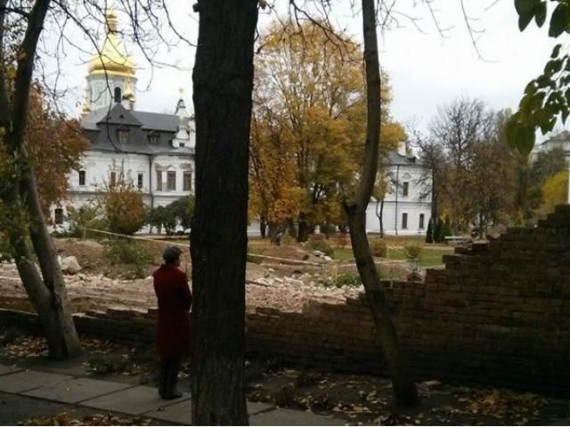 У "Софії Київській" обвалилася стіна (Фото) У "Софії Київській" обвалилася стіна (Фото)