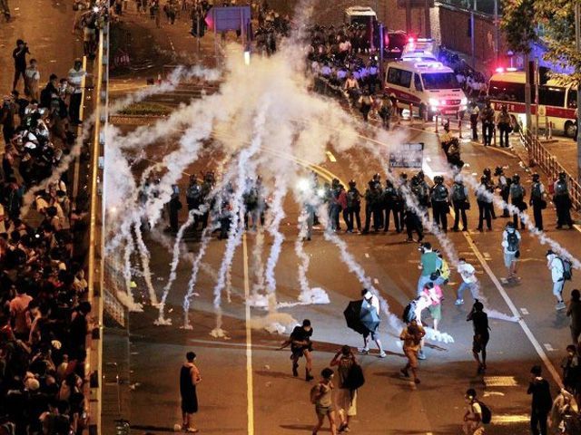 После затишья в Гонконге возобновились столкновения После затишья в Гонконге возобновились столкновения