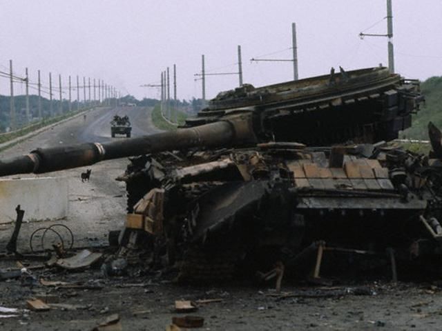 Силы АТО уничтожили танк боевиков в районе блокпоста под Смелым Силы АТО уничтожили танк боевиков в районе блокпоста под Смелым