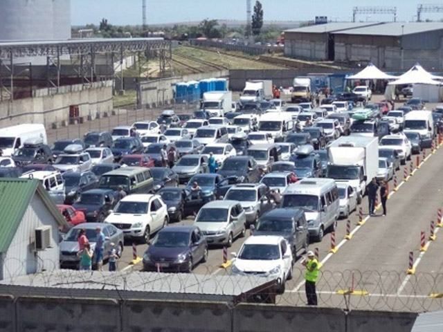 На Керченской переправе снова огромная очередь На Керченской переправе снова огромная очередь