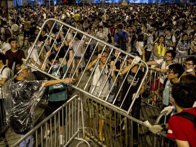В ходе столкновений в Гонконге пострадали 20 человек