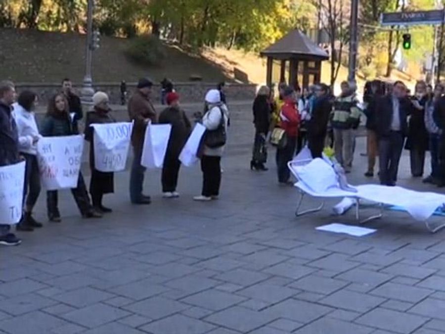 Переселенцы пришли под стены Кабмина с протестами Переселенцы пришли под стены Кабмина с протестами