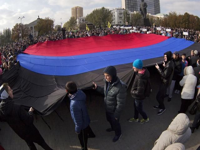 Терористи у Донецьку святкують день прапора "ДНР" Терористи у Донецьку святкують день прапора "ДНР"