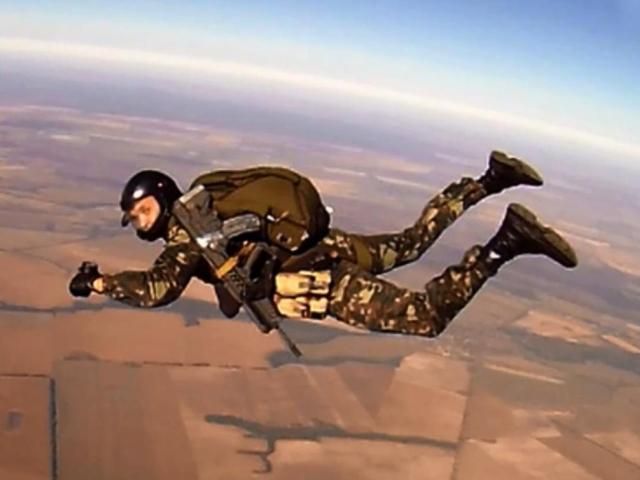 Самые актуальные фото недели: парашютные прыжки с новым оружием, Полторак — министр обороны