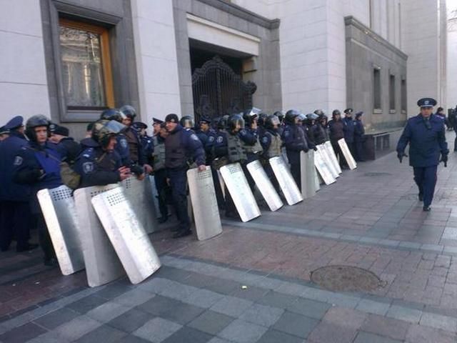 Милиция усиленно охраняет ВР Милиция усиленно охраняет ВР