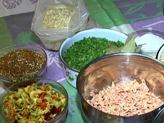 В Днепропетровске волонтеры заготавливают для военных борщевые наборы (Видео) В Днепропетровске волонтеры заготавливают для военных борщевые наборы (Видео)