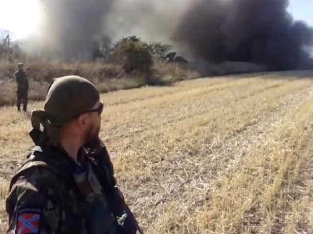 Террористы обстреливают украинских бойцов из реактивной артиллерии (Видео 16+)
