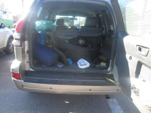 На в’їзді у Харків правоохоронці затримали чоловіка з арсеналом зброї (Фото) На в’їзді у Харків правоохоронці затримали чоловіка з арсеналом зброї (Фото)