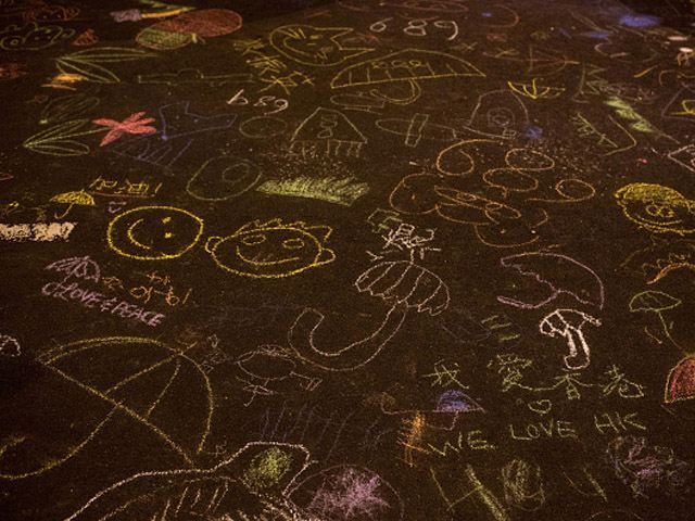 В Гонконге протестующие защищают баррикады от полиции (Фото) В Гонконге протестующие защищают баррикады от полиции (Фото)