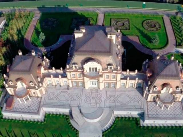 Кацуба, який закупив “вишки Бойка”, збудував собі величезний палац (Фото. Відео) Кацуба, який закупив “вишки Бойка”, збудував собі величезний палац (Фото. Відео)