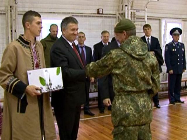 За мужество бойцов батальона "Миротворец" наградили квартирами