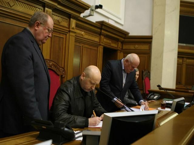Турчинов підписав закон про прокуратуру Турчинов підписав закон про прокуратуру