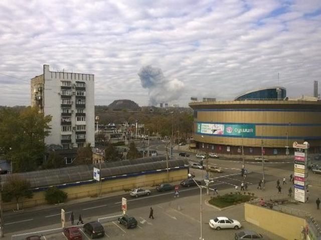 У Донецьку досі лунають звуки залпів із важкої артилерії У Донецьку досі лунають звуки залпів із важкої артилерії