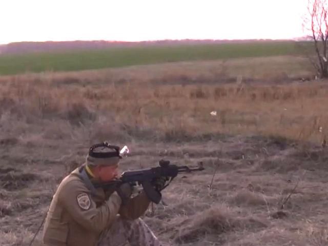 Добровольчий батальйон "Київ-2" проходить підготовку в зоні АТО (Відео) Добровольчий батальйон "Київ-2" проходить підготовку в зоні АТО (Відео)