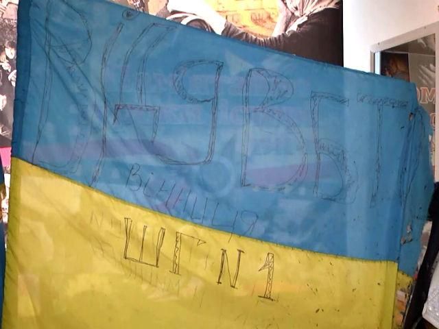 Бійці подарували дітям прапор, який пройшов Майдан та війну Бійці подарували дітям прапор, який пройшов Майдан та війну