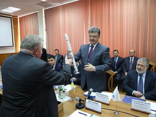 Порошенко у Дніпропетровську обговорив розвиток космічної галузі Порошенко у Дніпропетровську обговорив розвиток космічної галузі