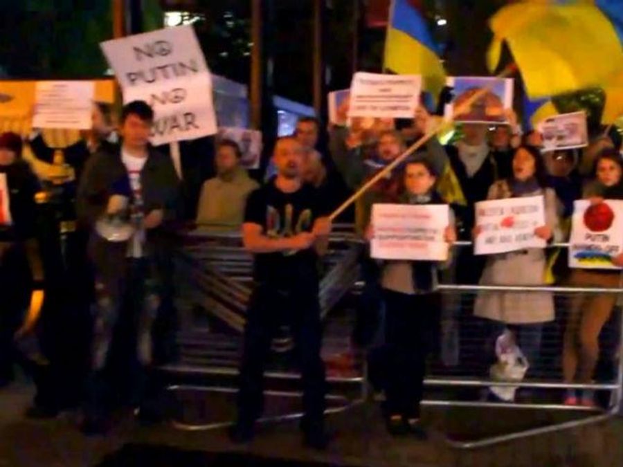 У Лондоні перед концертом Валерії та Кобзона активісти влаштували пікет (Відео) У Лондоні перед концертом Валерії та Кобзона активісти влаштували пікет (Відео)