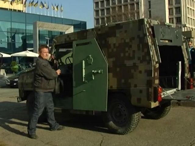 Волонтеры отремонтировали и бронировали "джип" для бойцов Волонтеры отремонтировали и бронировали "джип" для бойцов