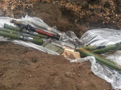 СБУ й ЗСУ виявили на Луганщині велику схованку зі зброєю (Фото)