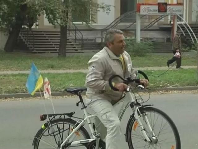Грузинский активист устроил в Украине велосипедную акцию за мир