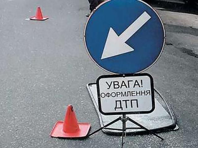 В Киеве столкнулись пять иномарок и троллейбус В Киеве столкнулись пять иномарок и троллейбус