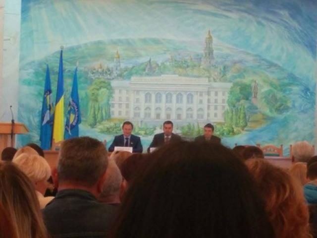 За кандидата від "Блоку Порошенка" агітує кум Табачника За кандидата від "Блоку Порошенка" агітує кум Табачника