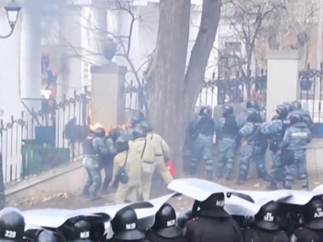 Російську поліцію переодягають в костюми, які захищають від "коктейлів Молотова"